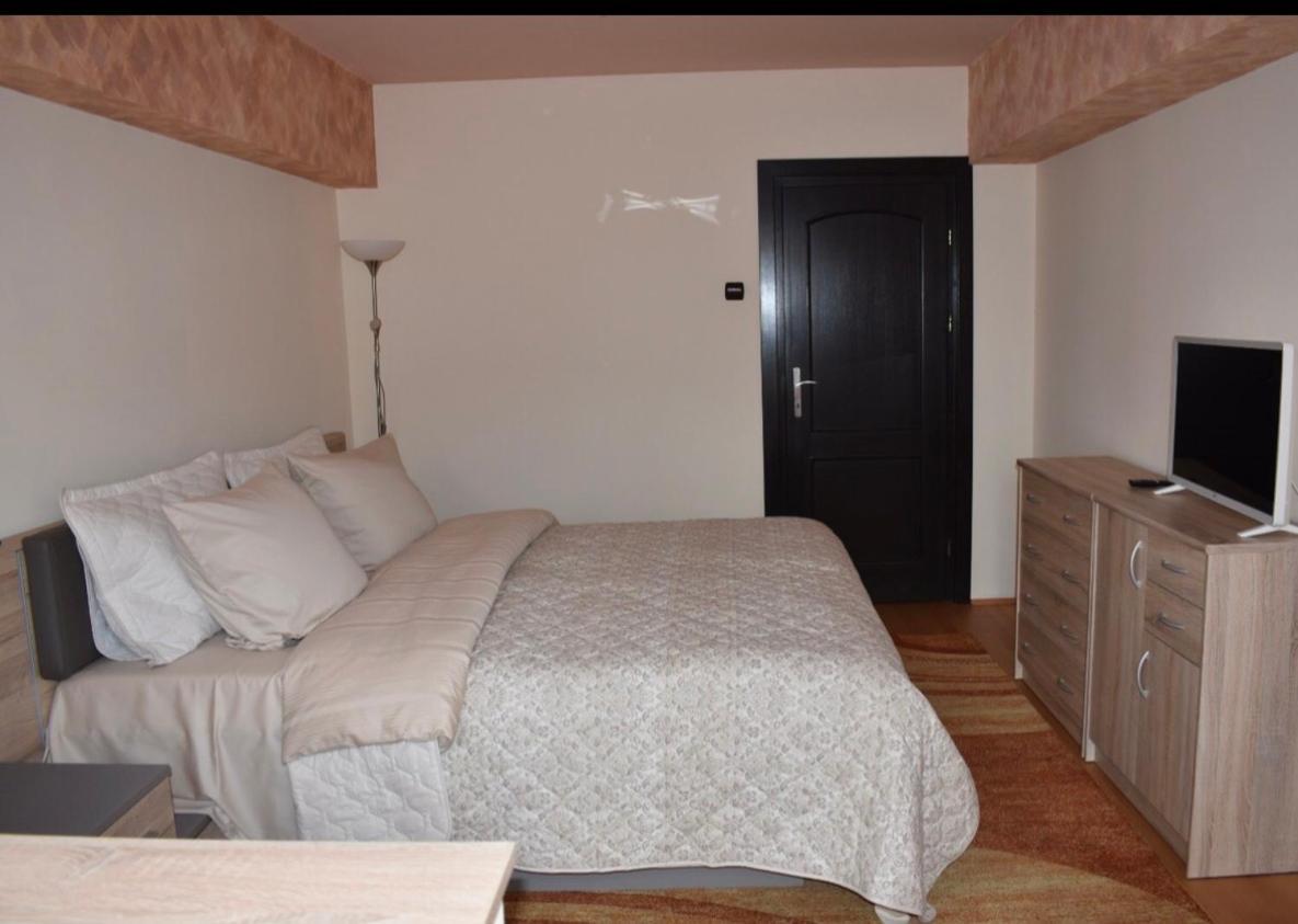 Central Apartment 4 Rooms Braşov Exterior foto